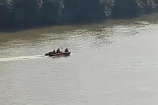 Chuẩn bị cho người Hồ! Tàu tốc hành chính thức phơi nắng hôm nay, chụp ảnh bốn ông trùm cùng khung và tươi cười.
